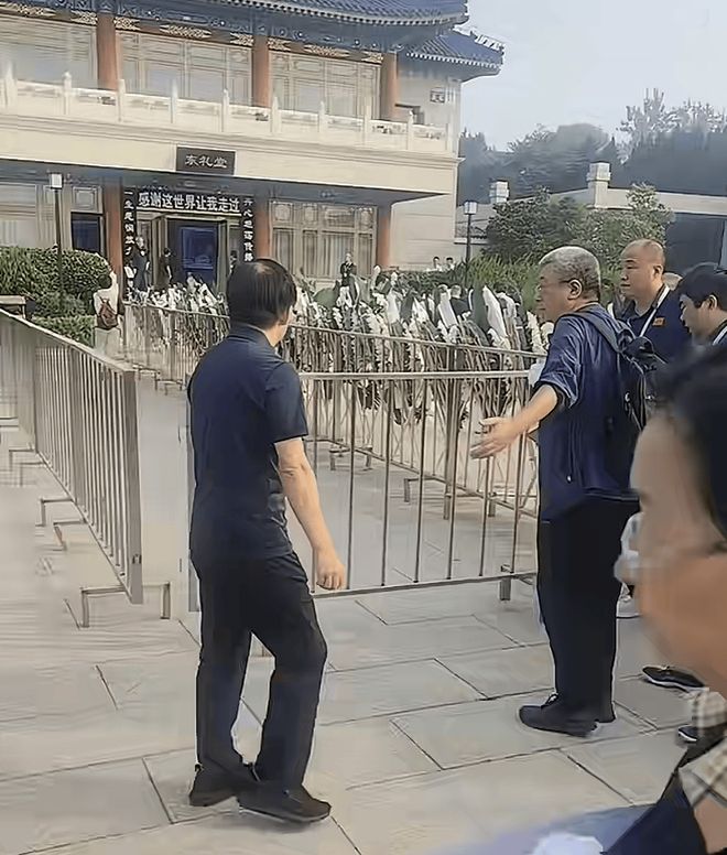 尤文23岁前锋滑倒3次被换下！当众向教练发火 怒砸座椅后直接离场